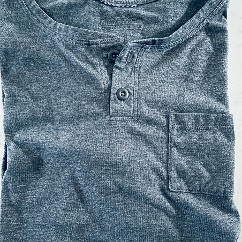 Patagonia Wms blue-gray cap sleeve hiking shirt, excellent pre-owned condition